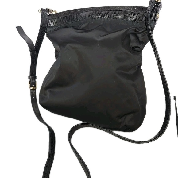 henri bendel Handbags - Henri Bendel Nylon Crossbody Bag Black Adjustable Leather Strap Logo Zipper Pull